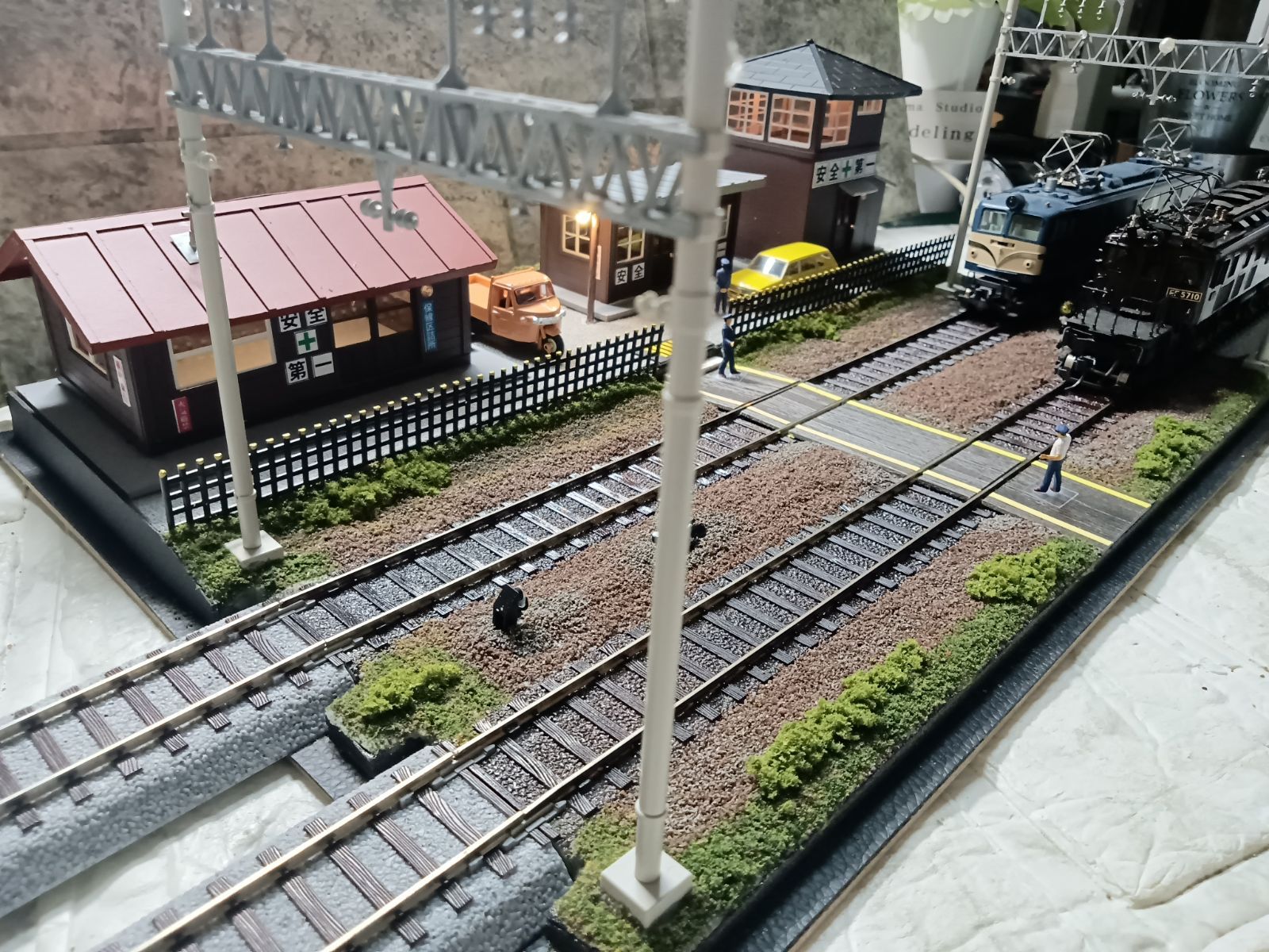 HOゲージ】【夜景】電気機関区（2線） ∴架線柱付ジオラマ＆モジュール