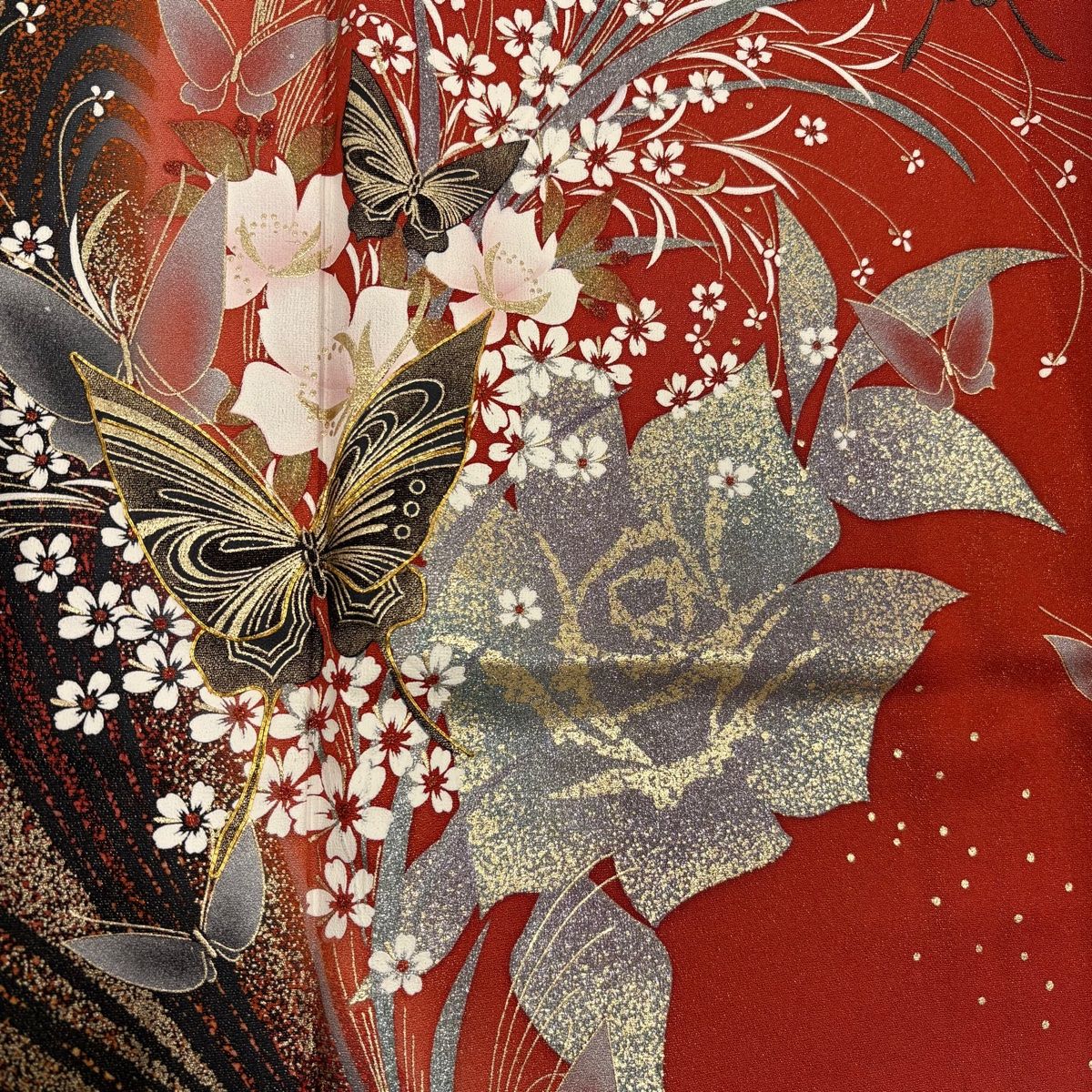 美品】 振袖 身丈160.5cm 裄丈64.5cm M 袷 蝶 薔薇 金通し 金糸 朱色