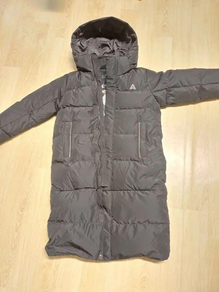 砥部焼 八瑞窯 白磁細口飾瓶 ／ 飾り壺 置物