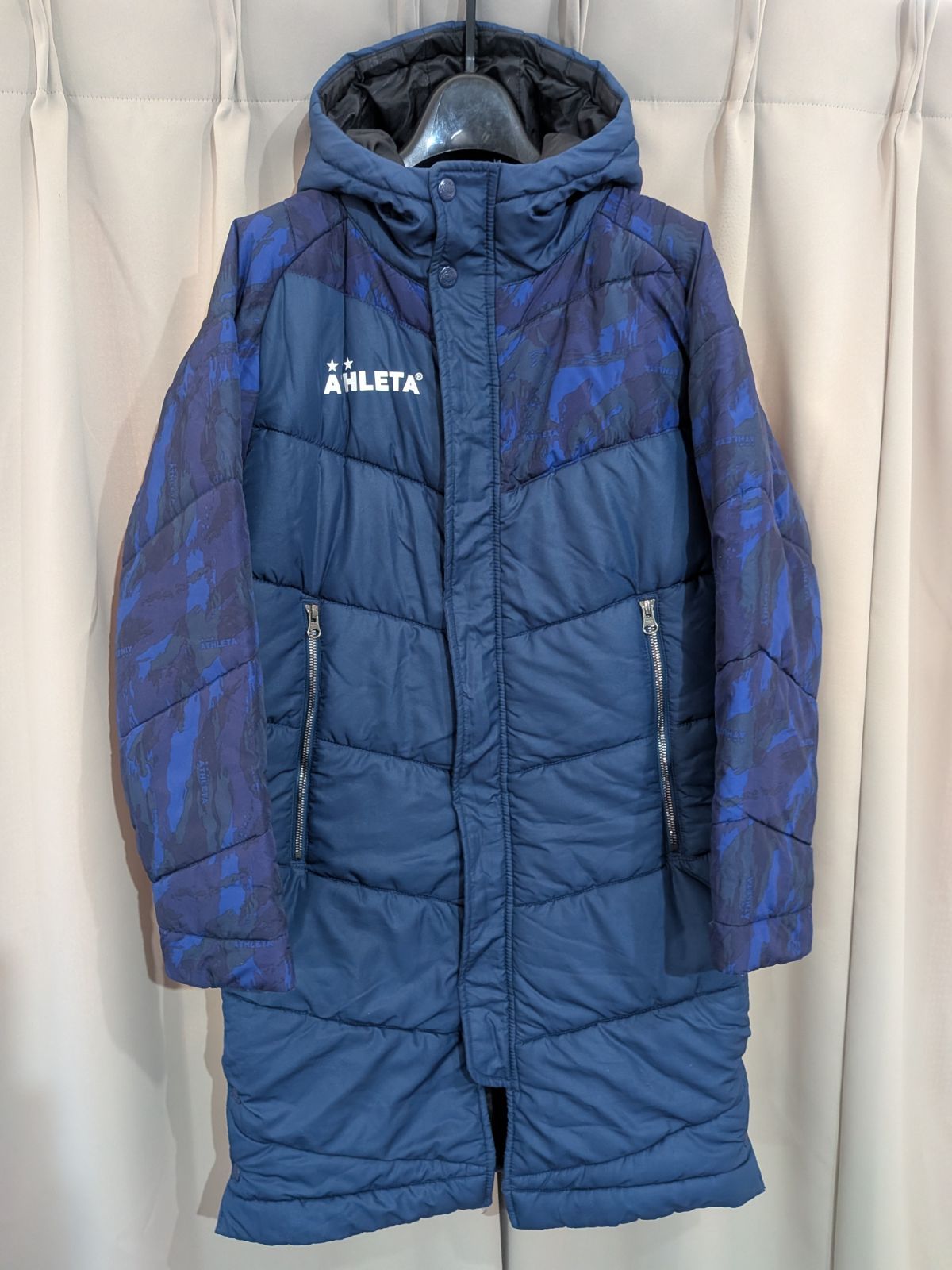 未使用級✨ ATHLETA アスレタ　迷彩柄 ベンチコート フード付き　ロング ATHLETA 迷彩柄 フード付きロングベンチコート150cm - メルカリ