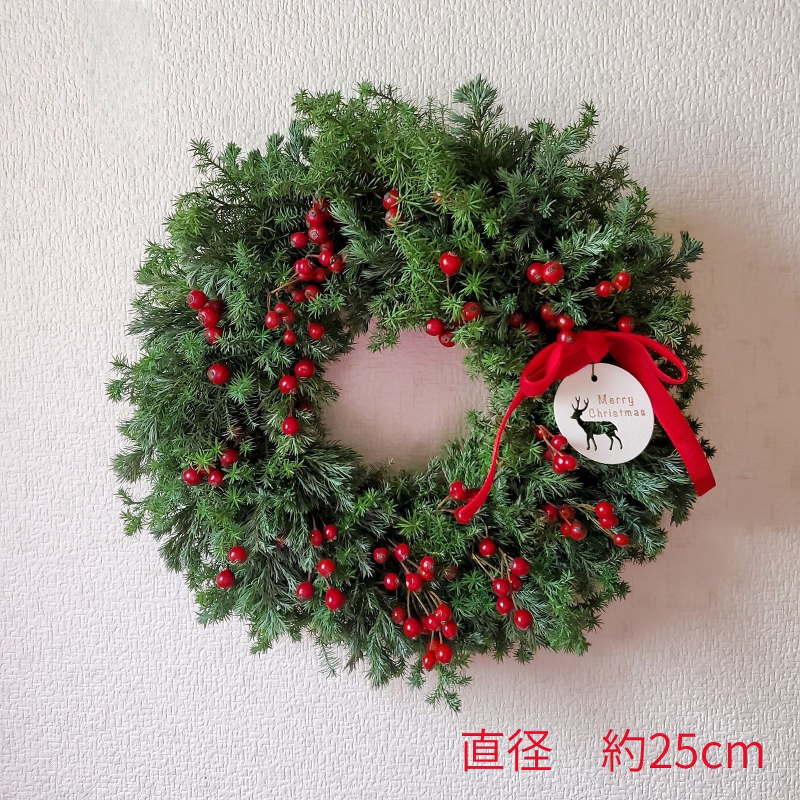 カウベルの優しい音色　コニファーと赤い実のドライフラワークリスマスリース カウベルの優しい音色 薔薇の実のクリスマスリース ドライフラワー