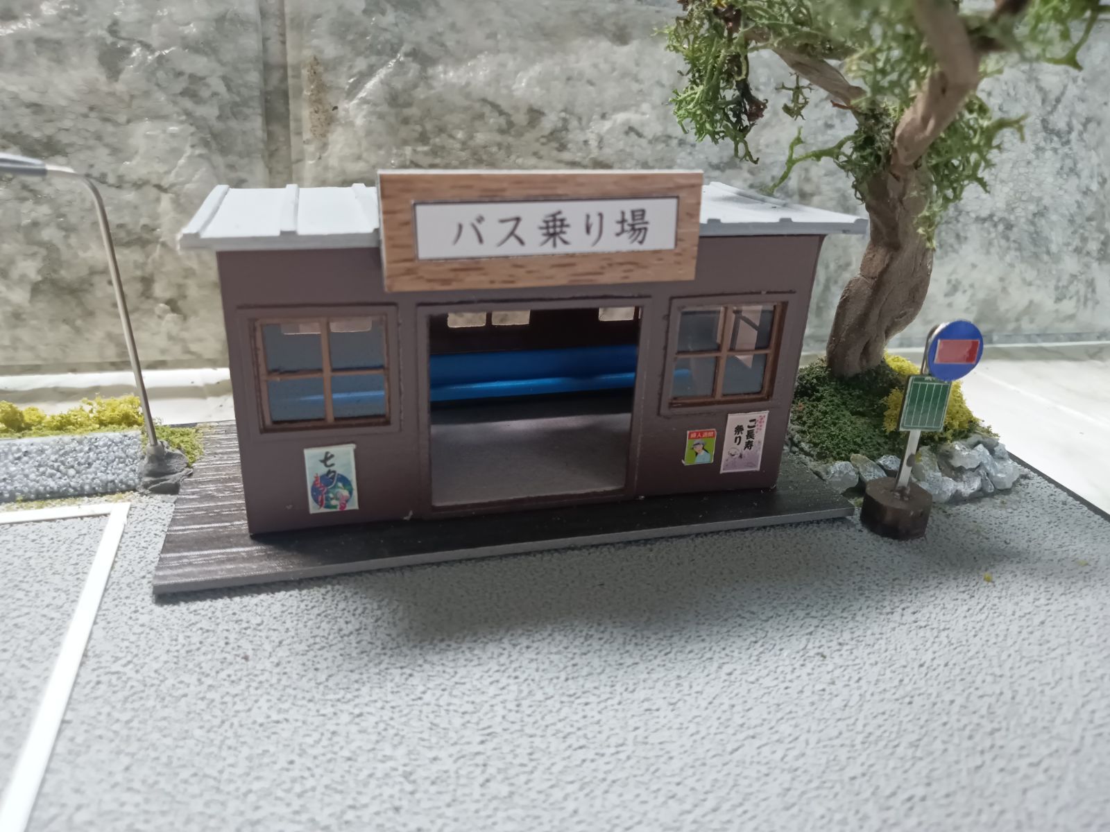 HOゲージ】【夜景】田舎の駅前バス停ジオラマ ストラクチャー（着色