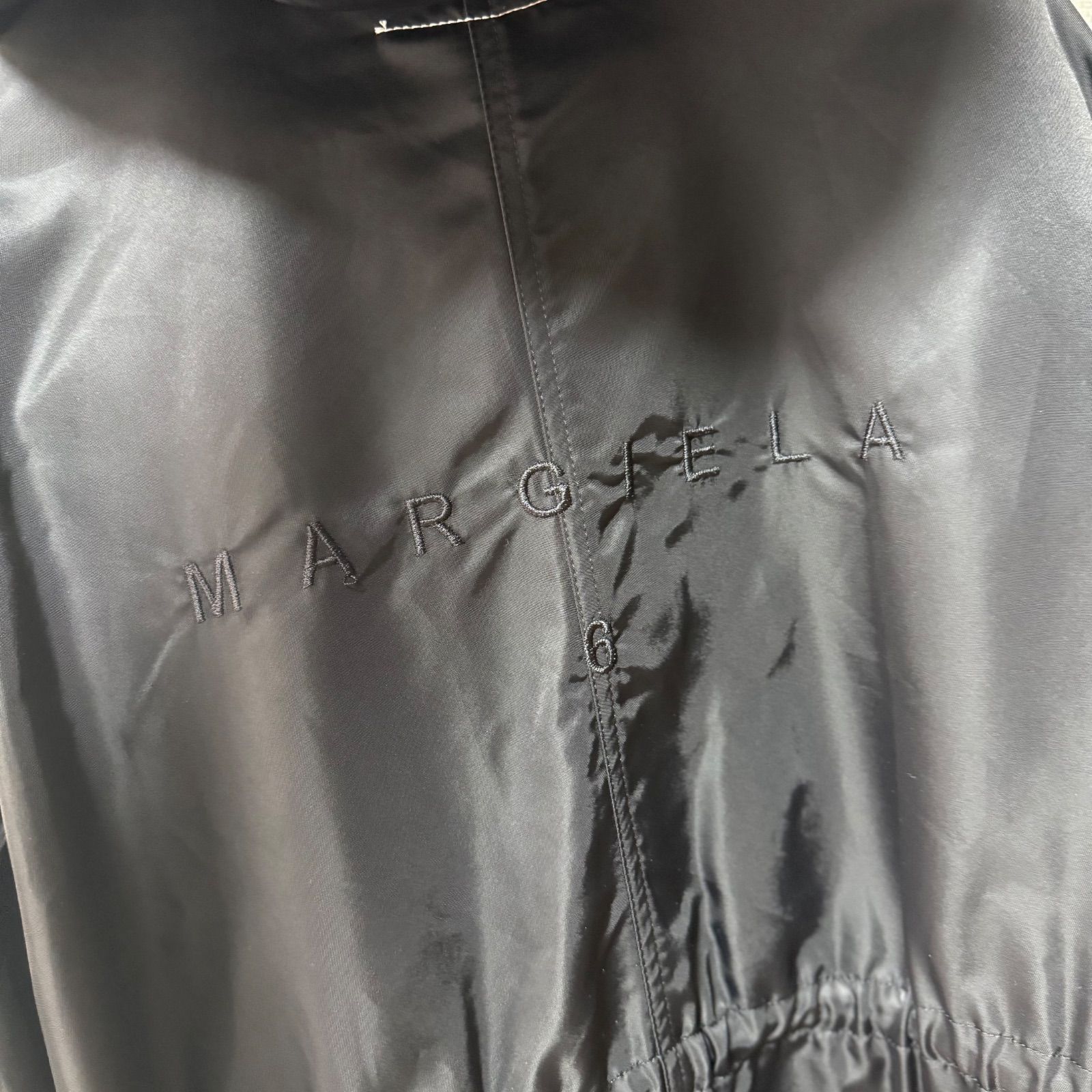 美品 2022 MM6 メゾンマルジェラ バックロゴ刺繍 フーデットコート 黒