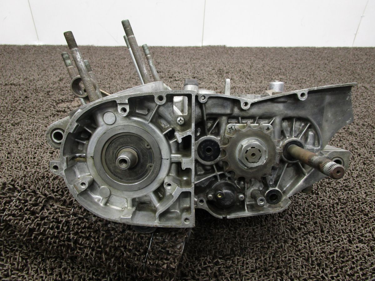 T500 エンジン腰下 クランクケース □A8204！T500 スズキ 【 T500