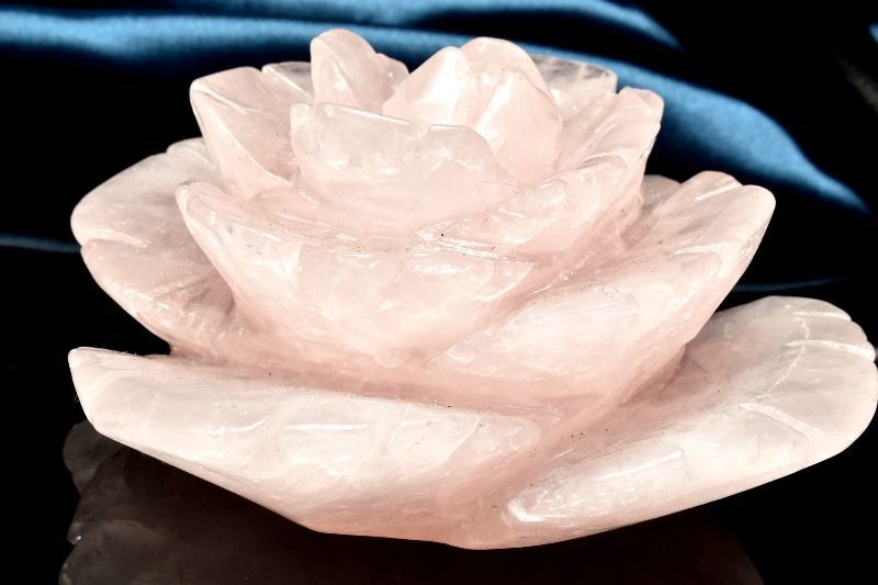 1点物】繊細彫刻 ローズクォーツ 97x86x45mm 花彫刻 置物