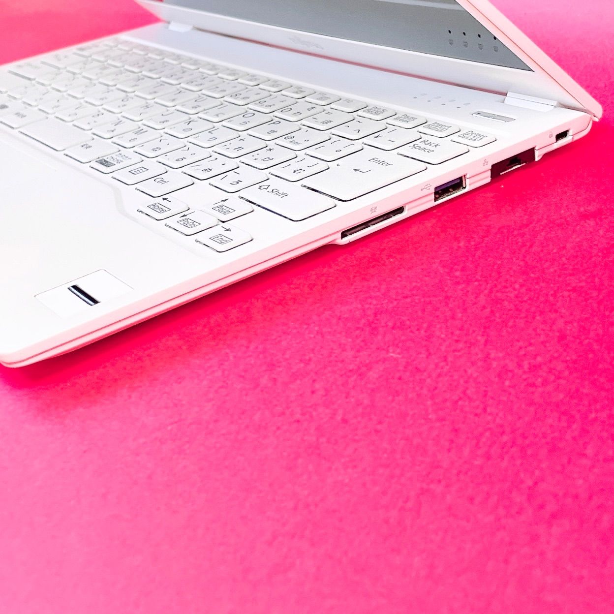 とっても軽い❣️第8世代Corei7✨️小型軽量ノートパソコン白SSD薄型Win11 Windows11切り替えに❣️小型軽量ノートパソコン Corei7 第8世代