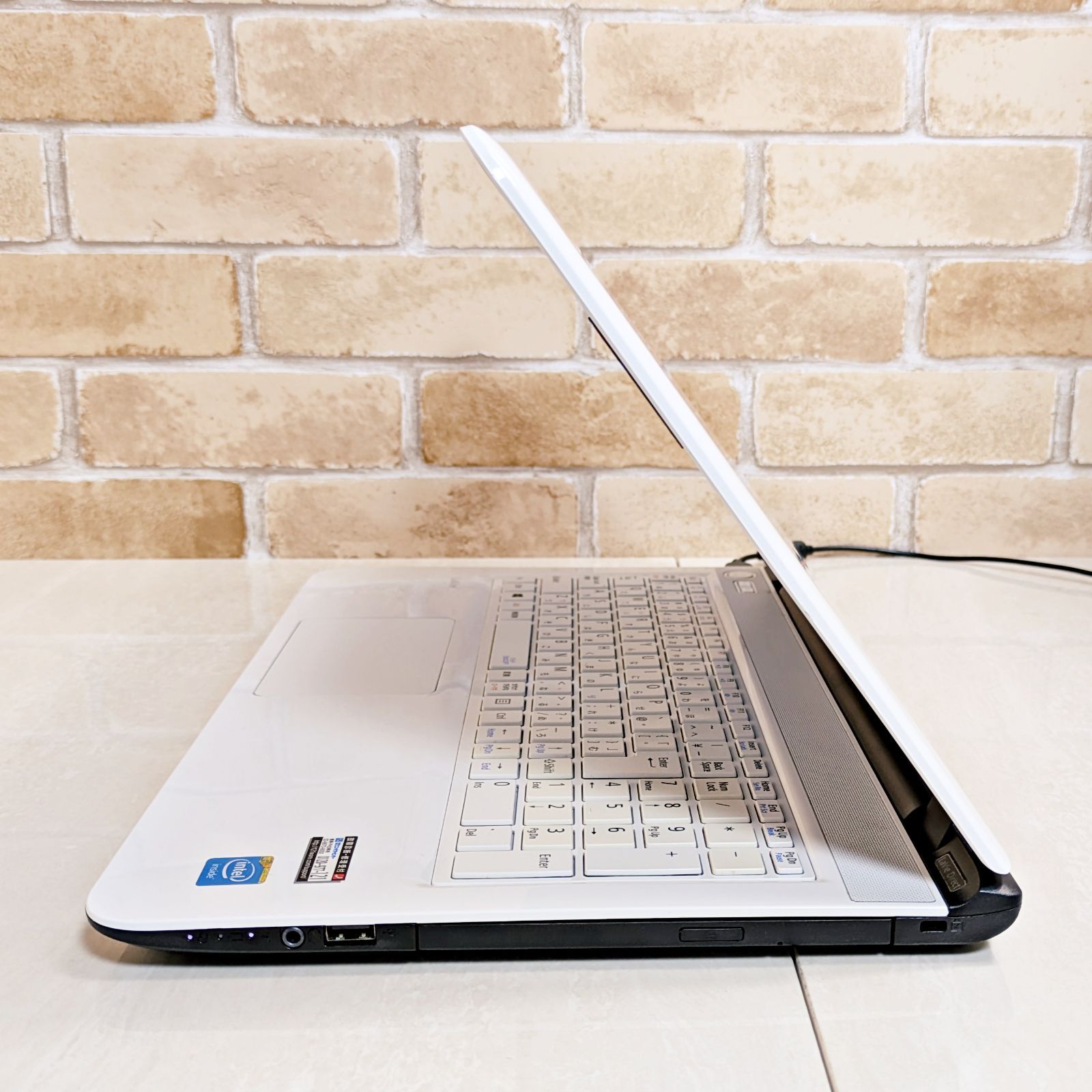 SSDでサクサク☆メモリ8GBオフィス付 白のノートパソコン Windows11 SSDでサクサク☆メモリ8GBオフィス付 白のノートパソコン Windows11