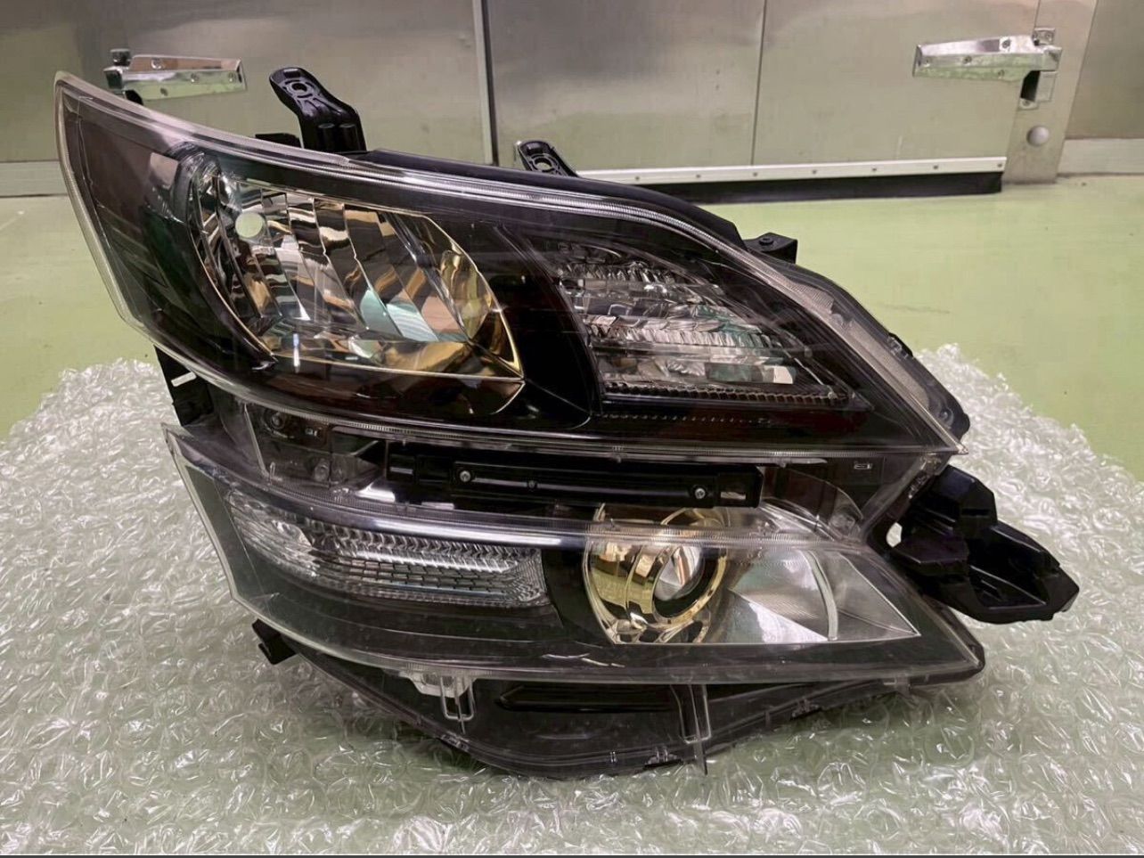 20ヴェルファイア後期 ゴールデンアイズ ヘッドライト 259-69-03 ヴェルファイア ゴールデンアイズ 20系 右 ヘッドランプ