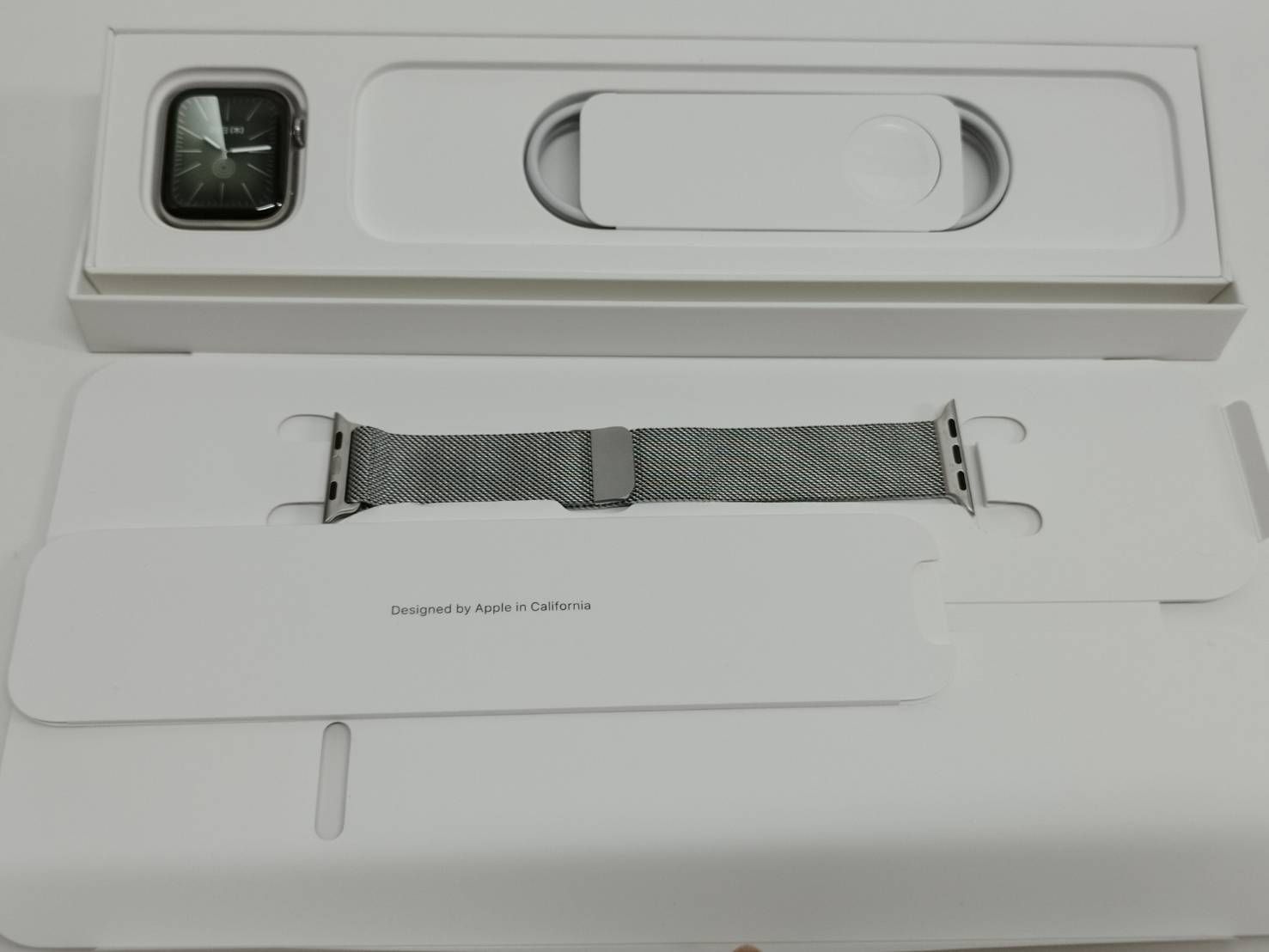 スマートウォッチ・ウェアラブル Apple Watch Series 6/GPS+セルラー/40mm/A2375/シルバーステンレス〈M06U3J/A〉