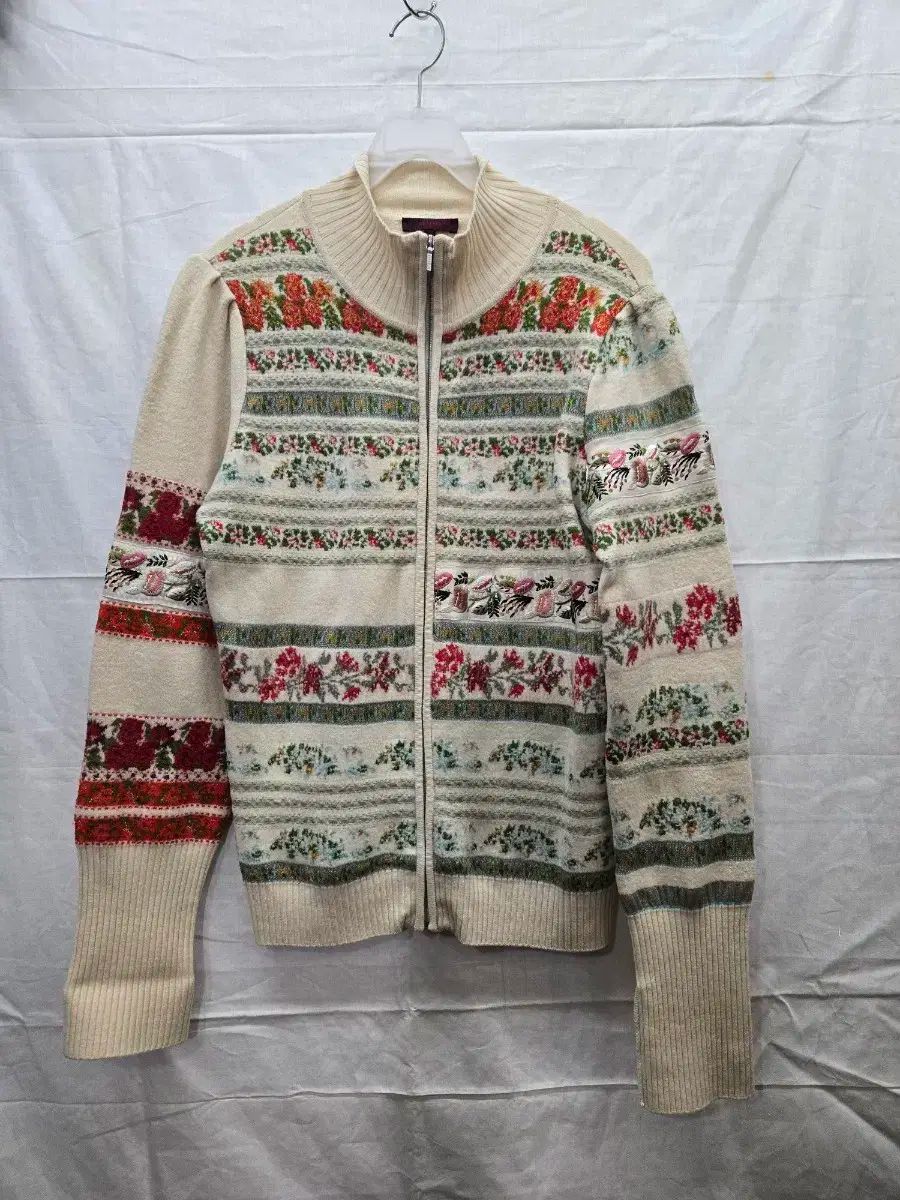 カーディガンco5's shop様 VIS カーディガン 「WEB/一部店舗限定」リボンコード刺繍Vネック