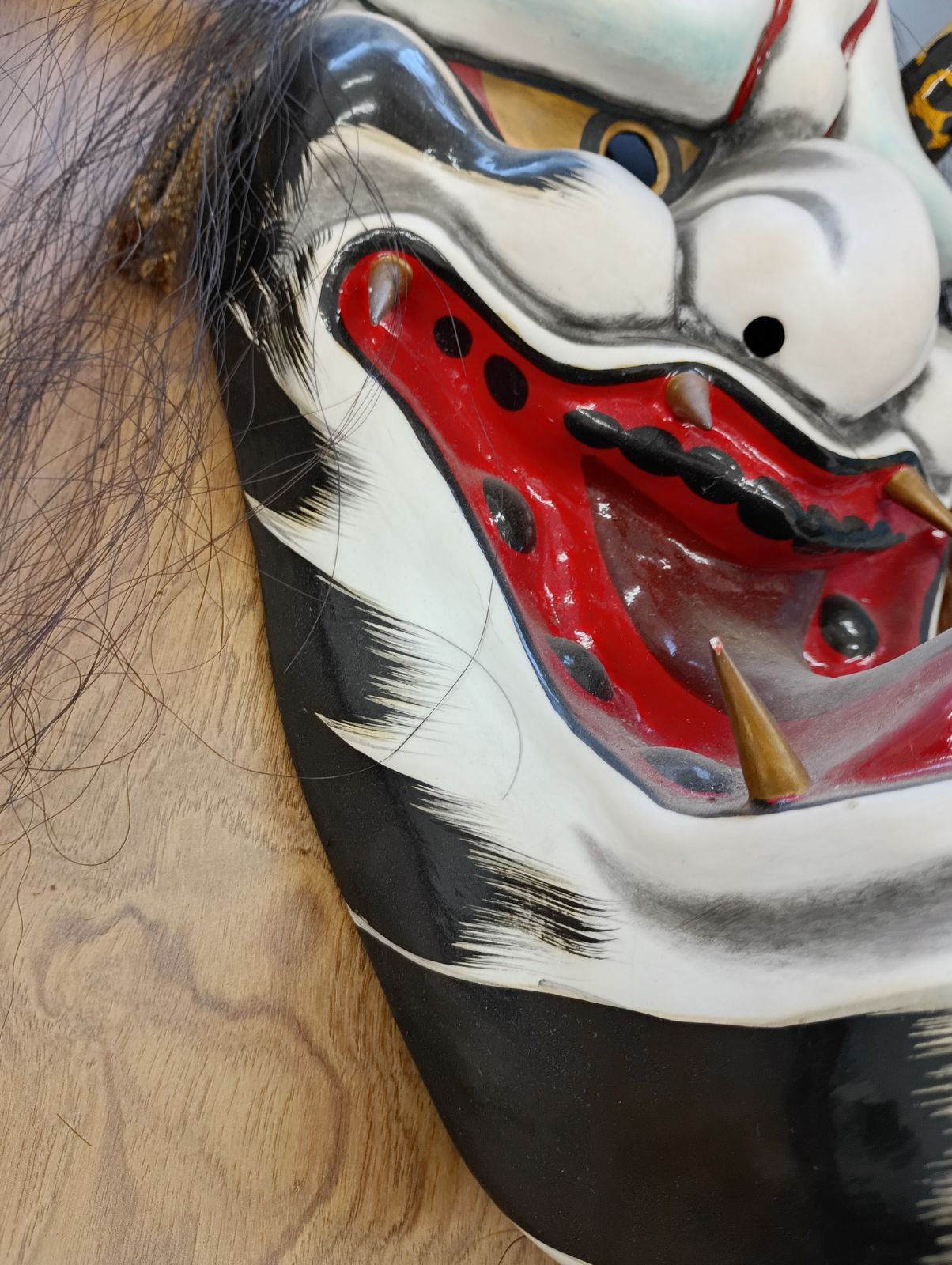 神楽面 白 赤 黒 黄色 角付き A21-12 神楽面（顔サイズ40㎝） お面 角付き 広島神楽 - メルカリ