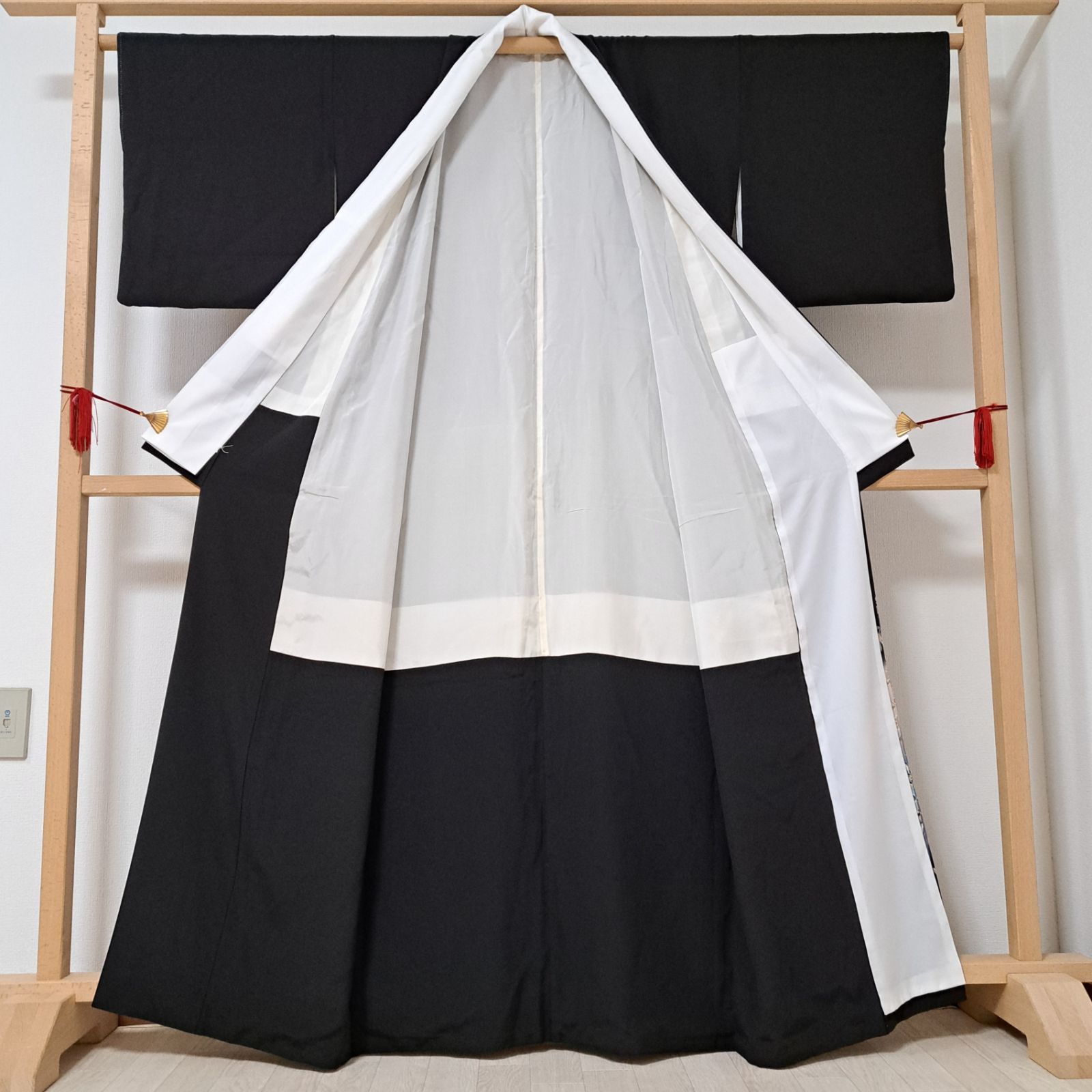 作家物　ゆったり3Lの縁起の良い合わせ貝と 四季の花々の美しい黒留袖フルセット F-166 濃紺 白牡丹に糸菊 | 着物レンタルまつうら（貸衣装・貸衣裳