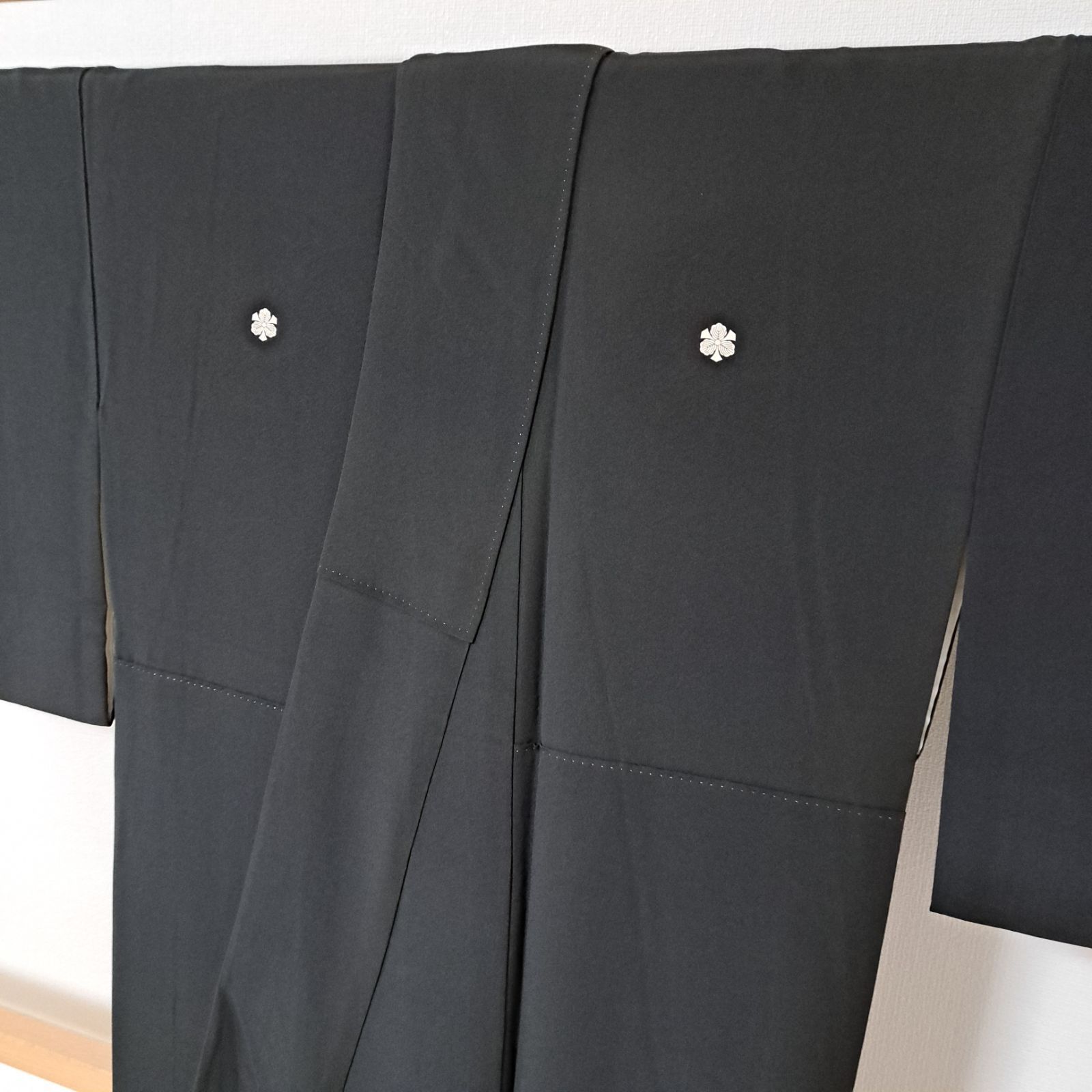 黒留袖】裄65.5 身丈155.5 袖46.5 小柄な方へ 正絹 袷 五つ紋・剣柏紋