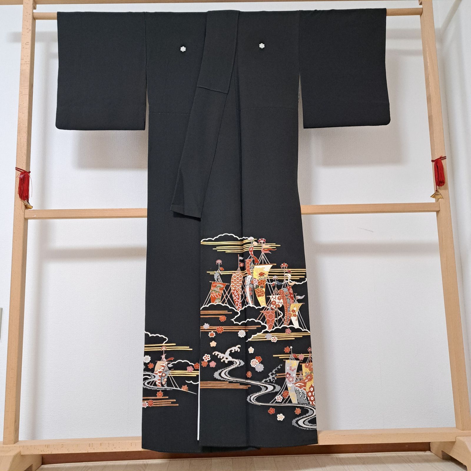 黒留袖】裄65.5 身丈155.5 袖46.5 小柄な方へ 正絹 袷 五つ紋・剣柏紋