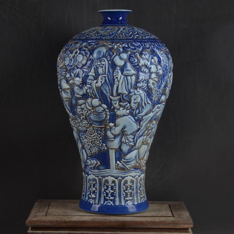 清乾隆藍地に彫られた十二支人物紋梅瓶 景徳鎮 装飾品 現代工芸品美術