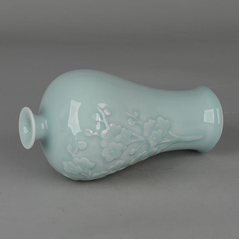 大清乾隆青釉彫手執梅花紋梅瓶 景徳鎮 陶磁器 装飾品 現代工芸品 美術