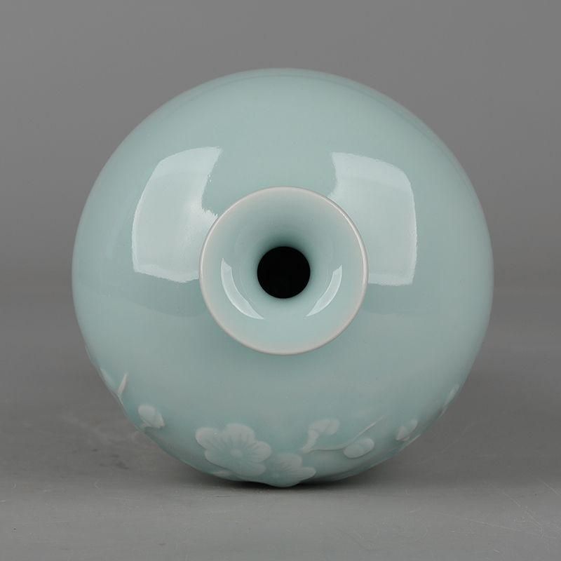 大清乾隆青釉彫手執梅花紋梅瓶 本物 景徳鎮 陶磁器 装飾品 現代工芸品