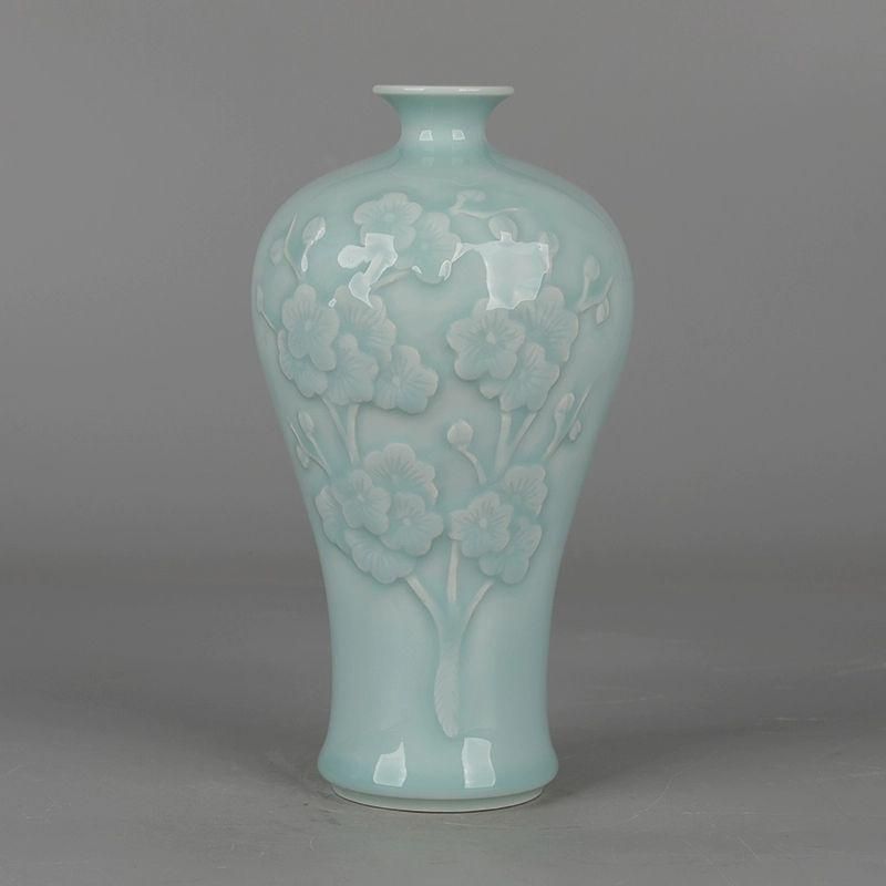 大清乾隆青釉彫手執梅花紋梅瓶 本物 景徳鎮
