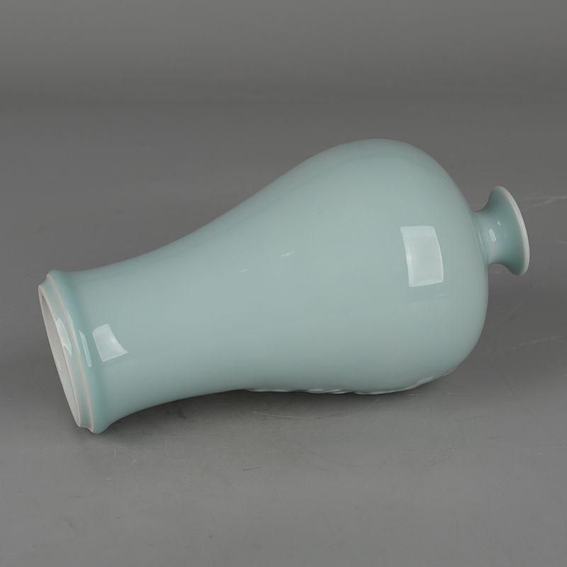 大清乾隆青釉彫手執梅花紋梅瓶 本物 景徳鎮 陶磁器 装飾品 現代工芸品