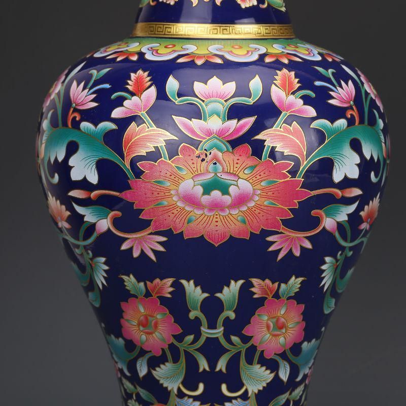 藍地琺瑯彩纏枝紋花瓶 装飾品 花瓶 美品 景徳鎮 陶磁器 工芸品 美術品 置物 大清乾隆藍地琺瑯彩纏枝紋花瓶 景徳鎮 陶磁器 装飾