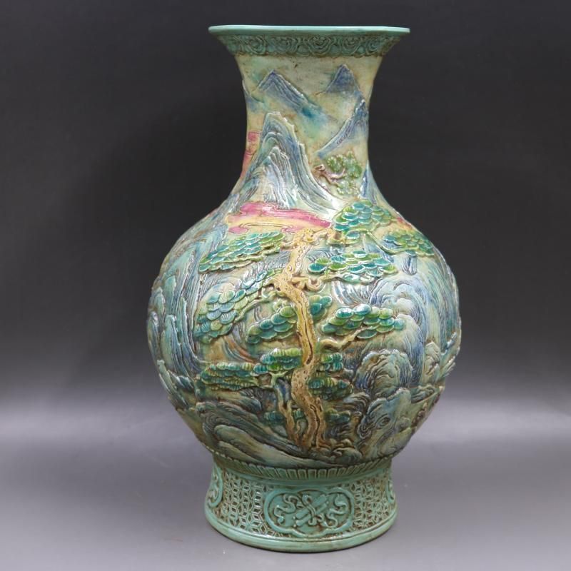 清乾隆粉彩浮彫刻山水魚尾瓶 景徳鎮 陶磁器 装飾品 工芸品美術品 置物