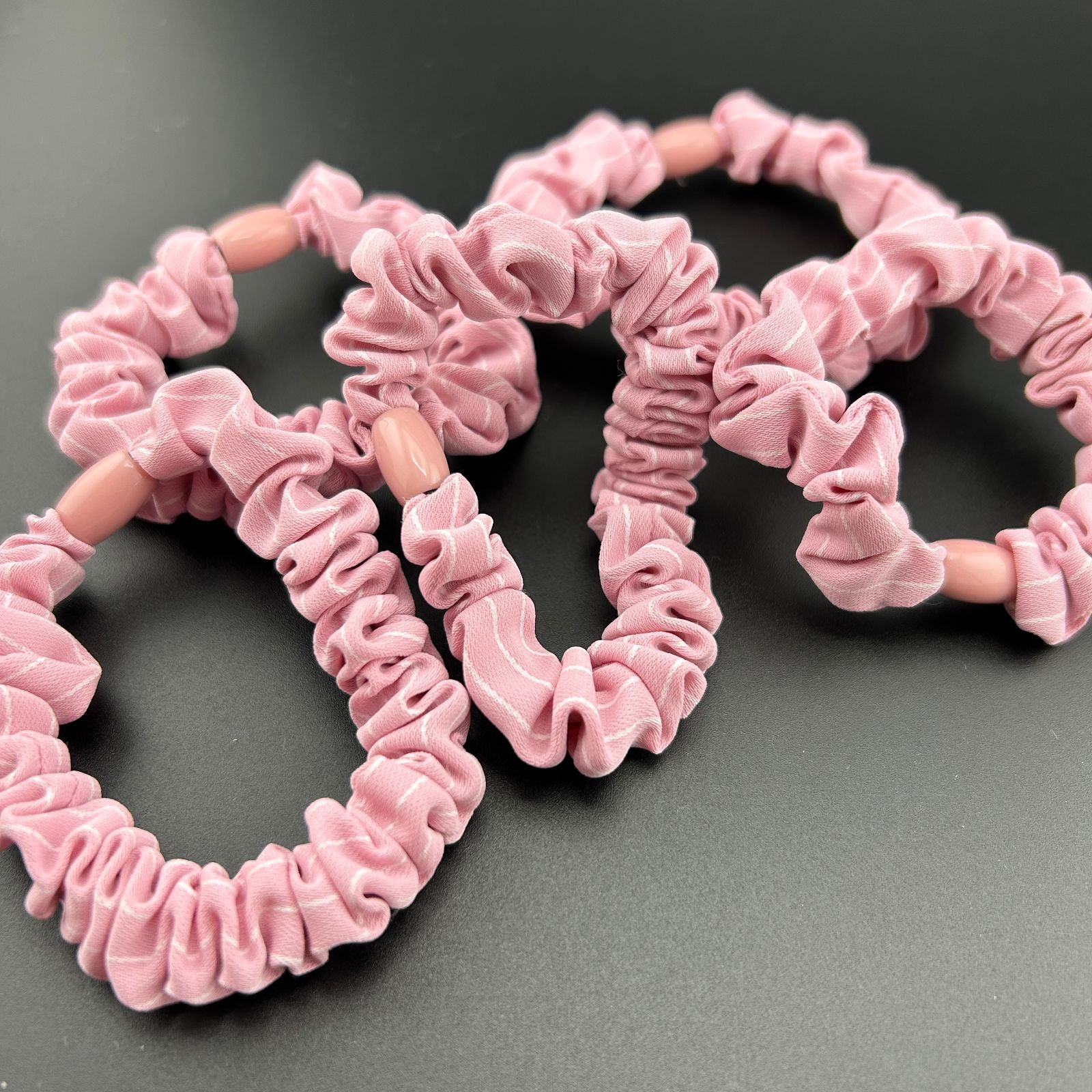 シュシュ  ヘアゴム  ビーズ  ベビーピンク シュシュ ヘアゴム ビーズ ベビーピンク