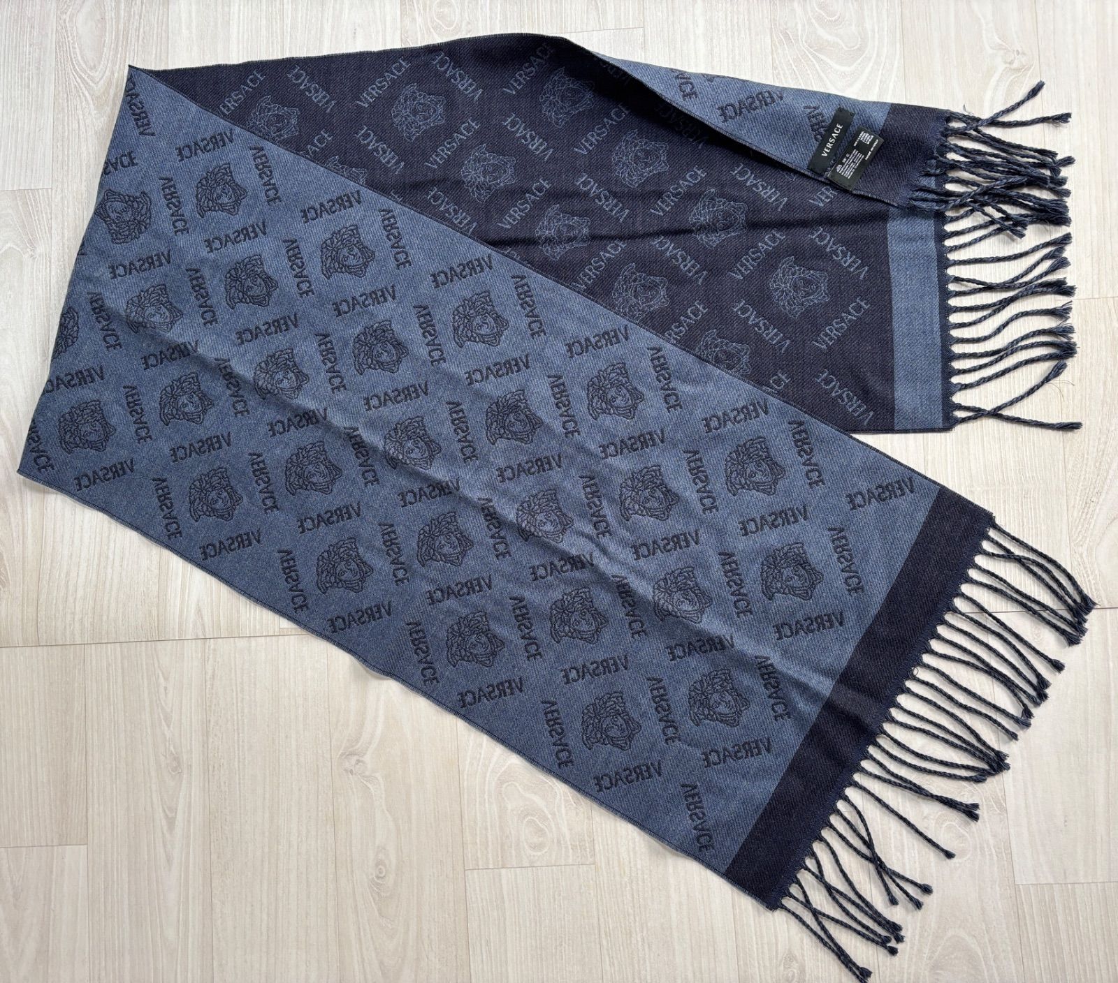 美品 VERSACE ヴェルサーチ マフラー ストール 濃紺 メデューサ - メルカリ