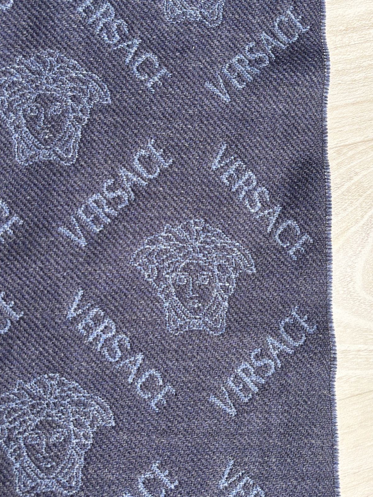 美品 VERSACE ヴェルサーチ マフラー ストール 濃紺 メデューサ - メルカリ