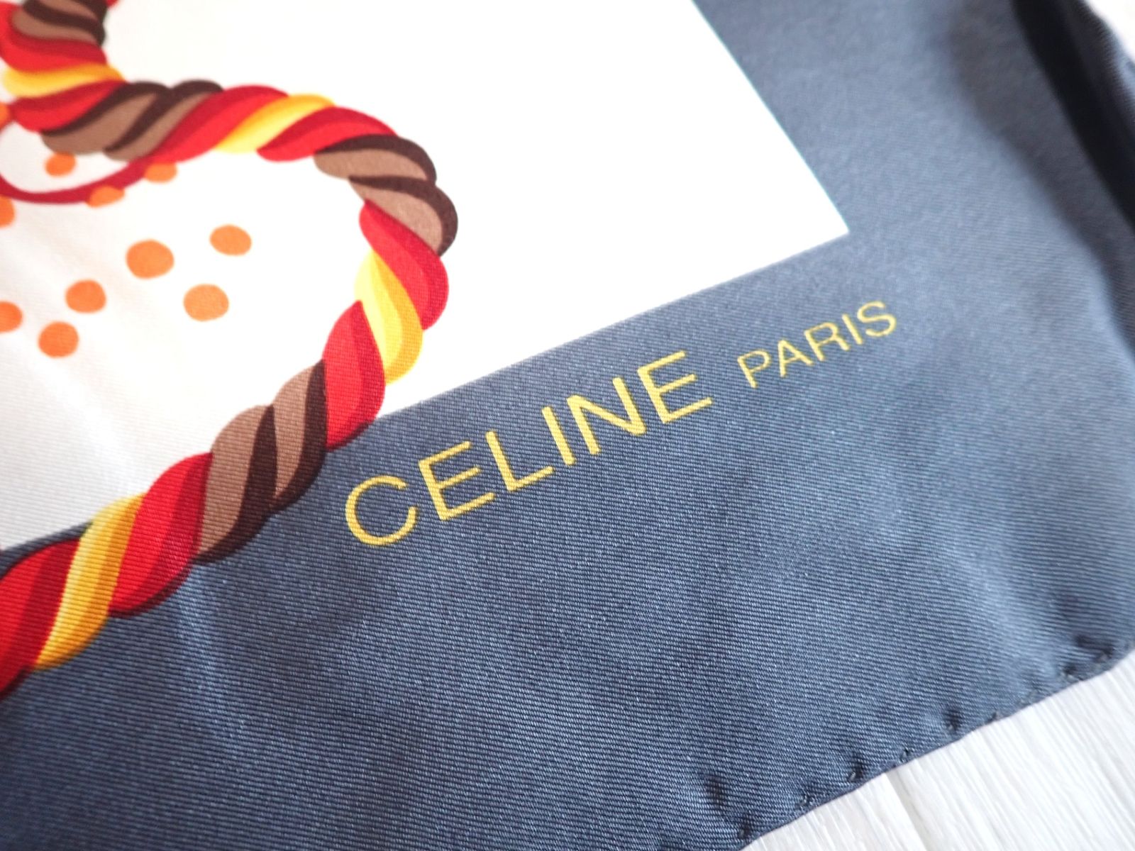 週末限定価格♪CELINE ロゴ シルクスカーフ バイカラー 84㎝ 週末限定価格♪CELINE ロゴ シルクスカーフ バイカラー 84㎝ 週末限定