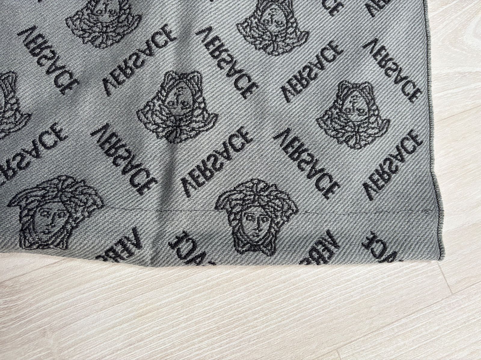 VERSACE ヴェルサーチ マフラー ストール ブラック×グレー メデューサ