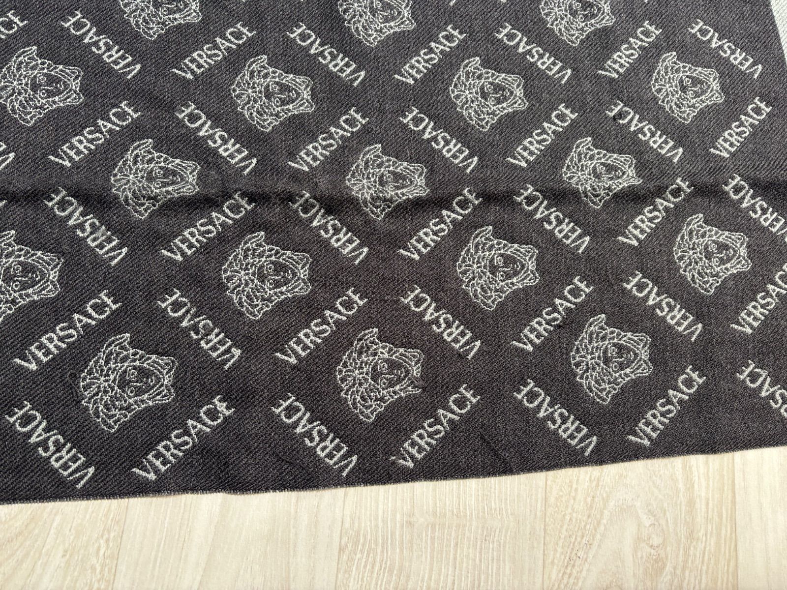 新品未使用‼︎ VERSACE ヴェルサーチ メデューサ マフラー ストール VERSACE 美品 ヴェルサーチ メデューサ 刺繍フリンジ マフラー