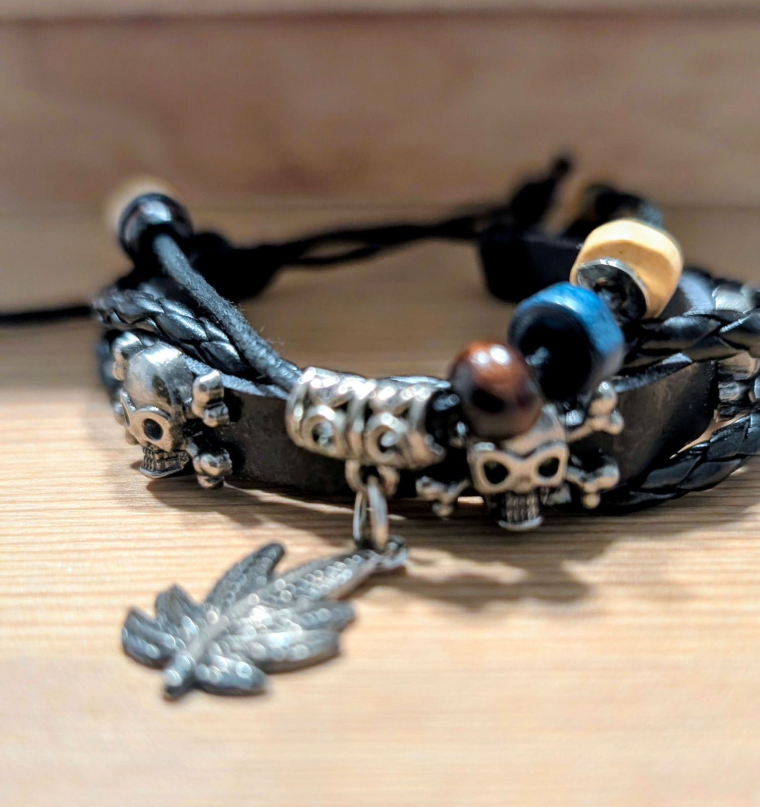 ビーズ付き ブラック レザー ブレスレット スカル リーフチャーム USA