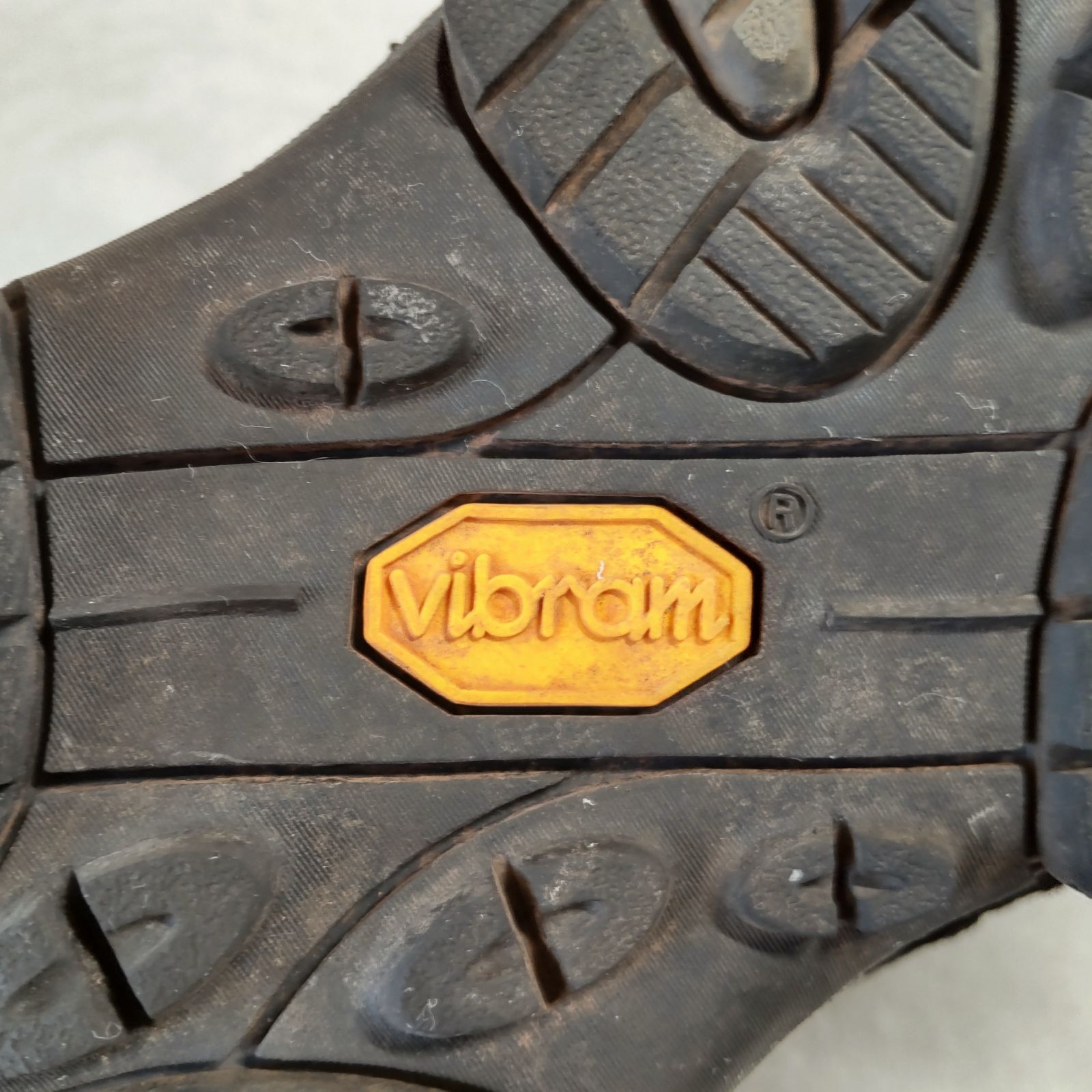 ハイキングシューズ Vibrαmソール