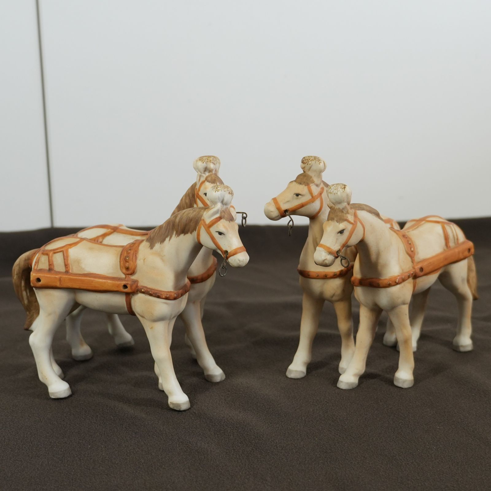 おまとめ　陶器製馬の置物2点セット IM] 陶器 馬 馬車2頭立て 置き物 オブジェ 2点セット 現状品 - メルカリ