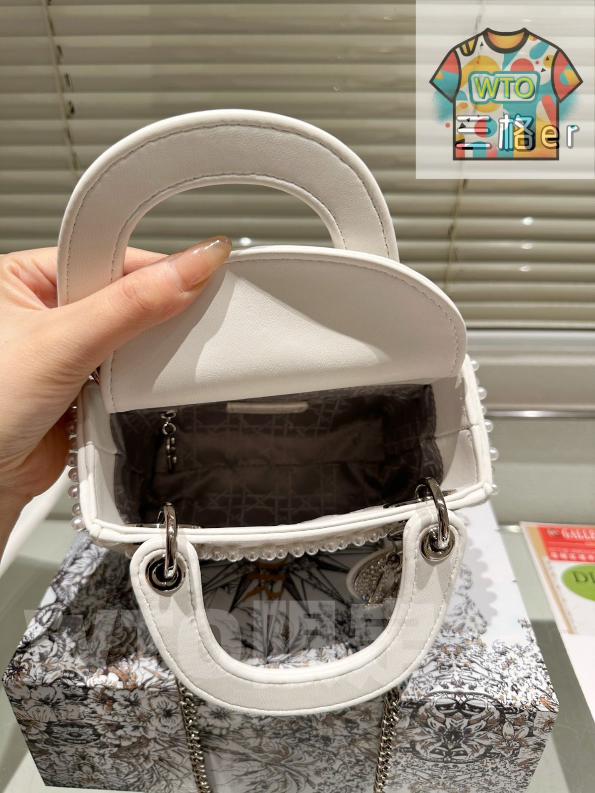 今日特価】Dior Lady Dior Sheepskin Bag with Foldable Gift Box