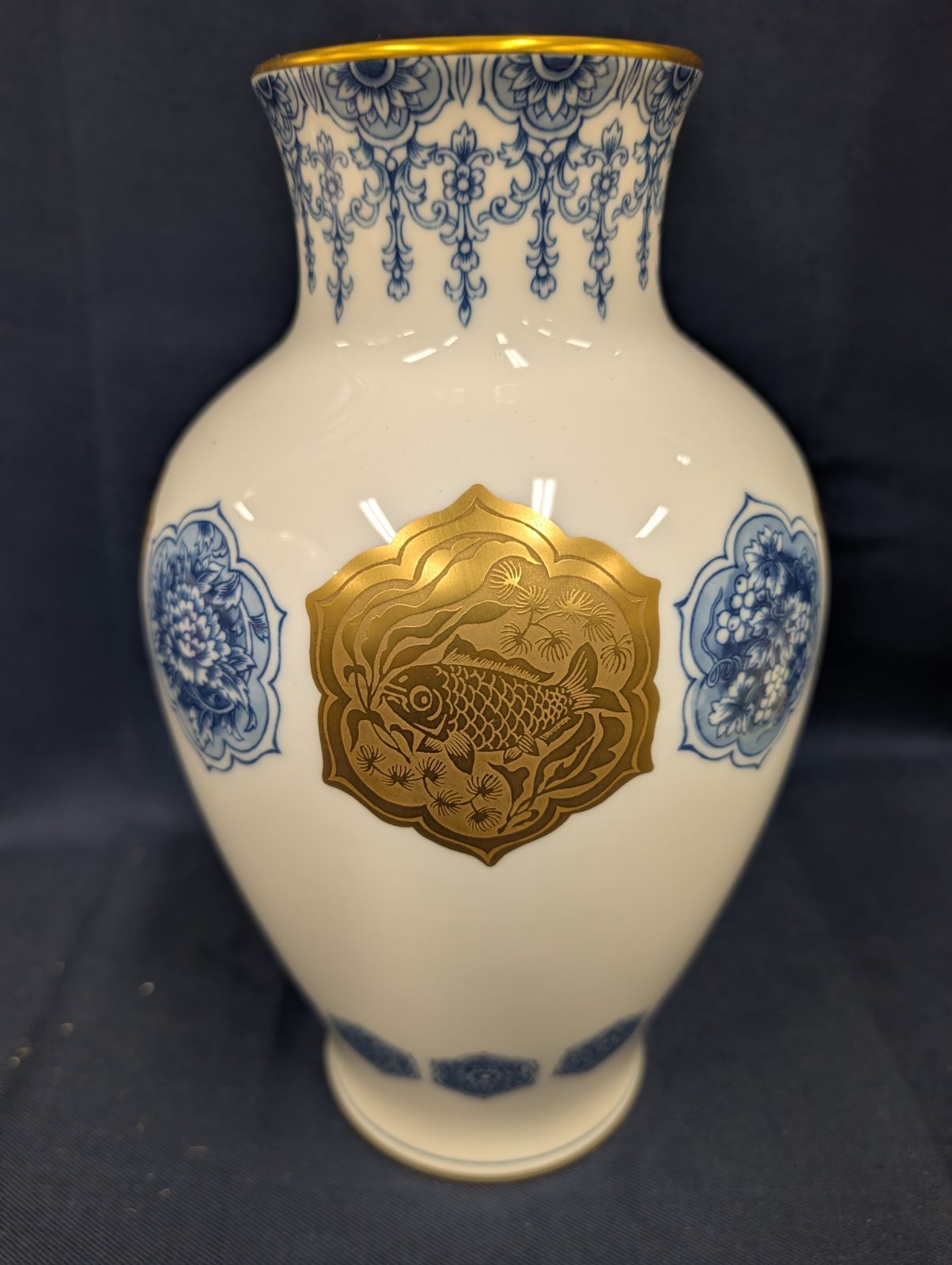 大倉陶園 雲鶴鯉花模様 金彩 花瓶 - メルカリ