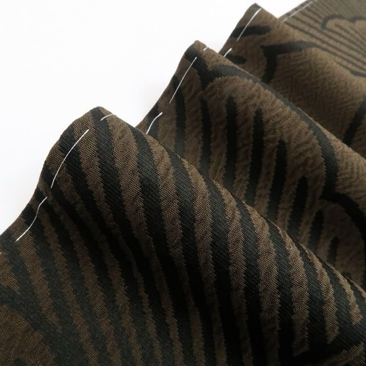 ❁tomihisa❁ 着物 正絹 ひと味違う小紋のテイスト おとな小紋で視線を釘付け 仕付け糸付 胴抜き仕立て 小紋 5337