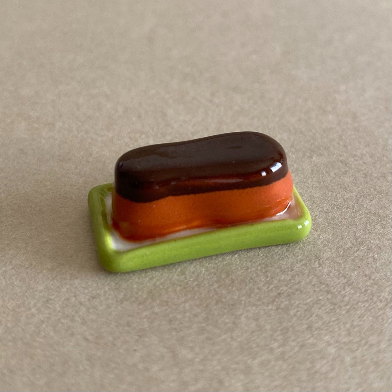 エクレア風チョコケーキのフェーブ／フランス雑貨／陶器ミニチュア