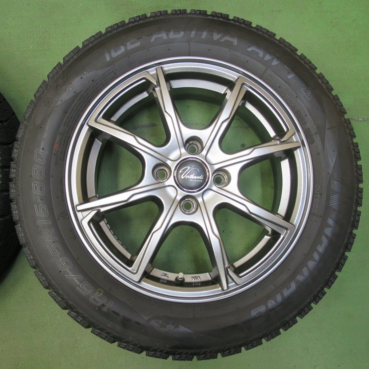 バリ溝！キレイ！9.5分☆スタッドレス 185/65R15 ナンカン アイス