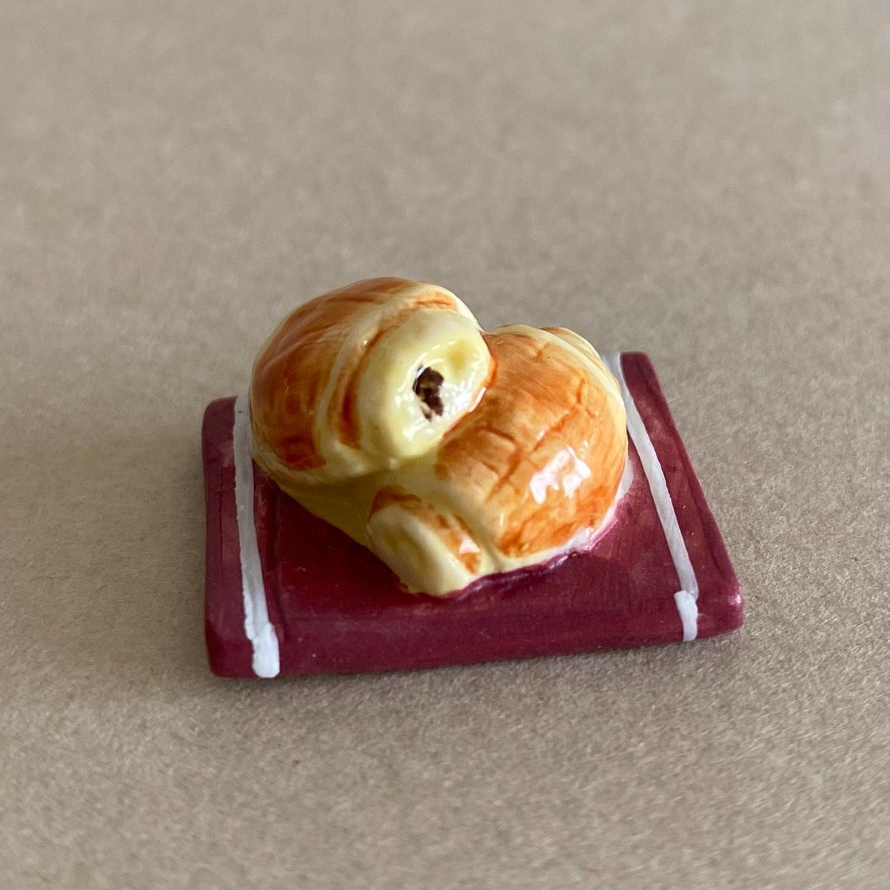 パン・オ・ショコラのフェーブ／フランス雑貨／陶器ミニチュア