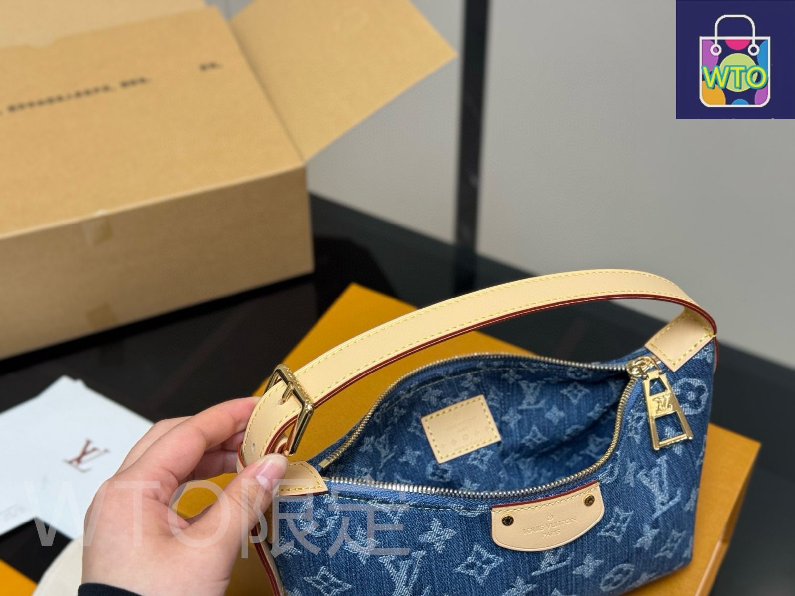 新品箱付き　LOUIS VUITTO パステル　デニム ルイ・ヴィトンから、鮮やかなブルーのモノグラム・デニムのバッグと