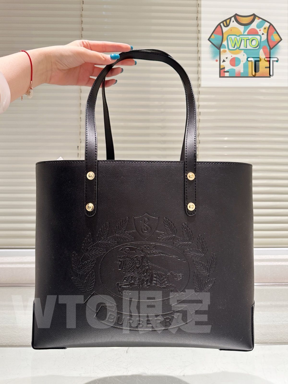 今日特価】Burberry エンボスバッジ レザートートバッグ 35×29×12cm