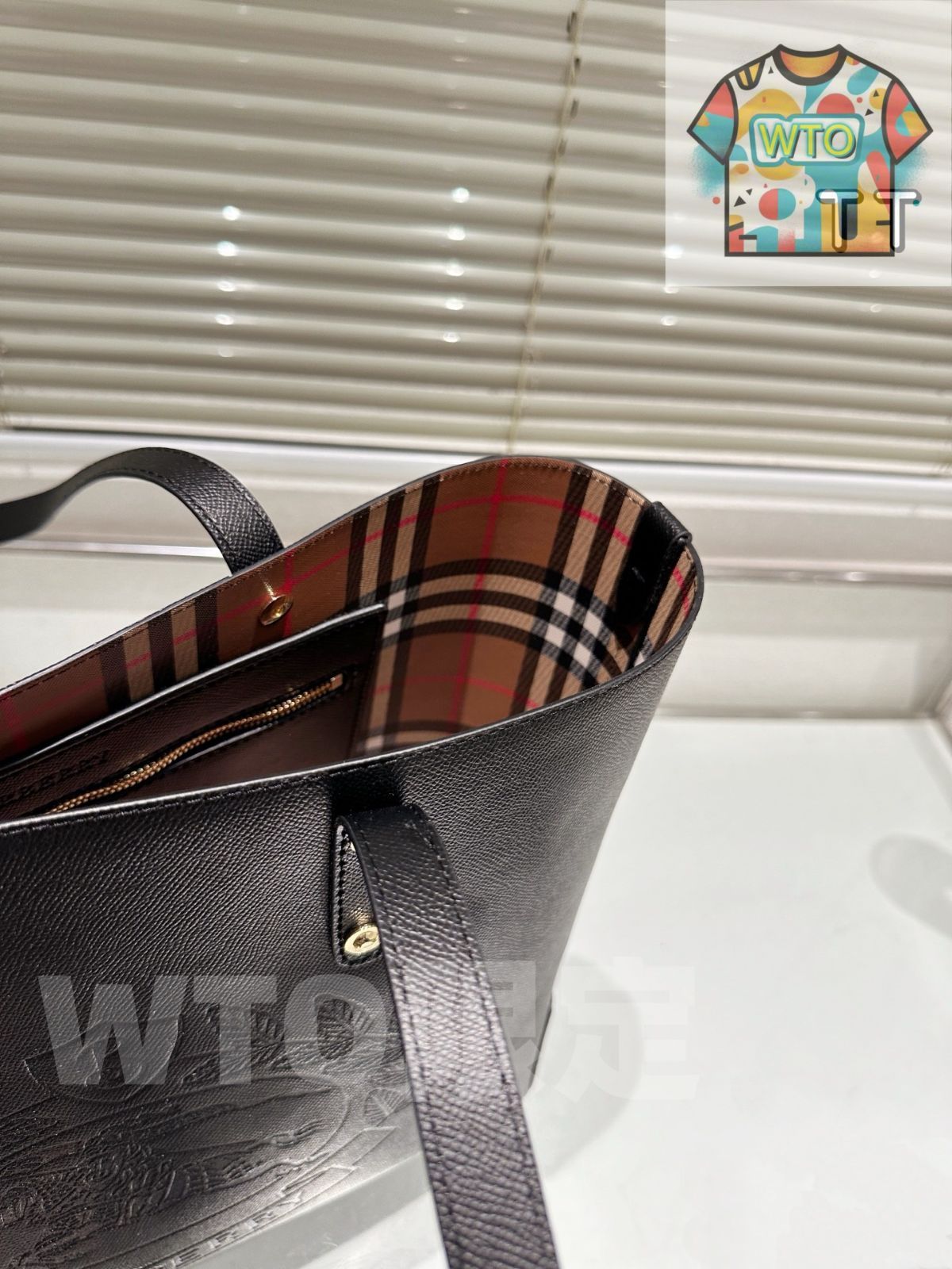 今日特価】Burberry エンボスバッジ レザートートバッグ 35×29×12cm