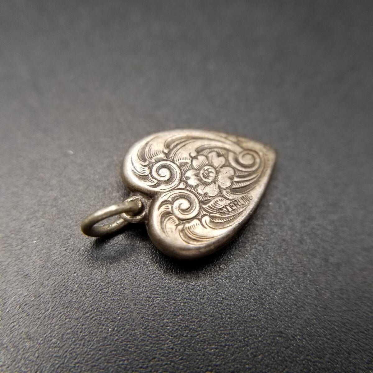 ペンダント ９CT 【ビクトリア時代】【アール・ヌーヴォー】 WWII期 ヴィンテージ スウィートハートジュエリー アールヌーヴォー 花