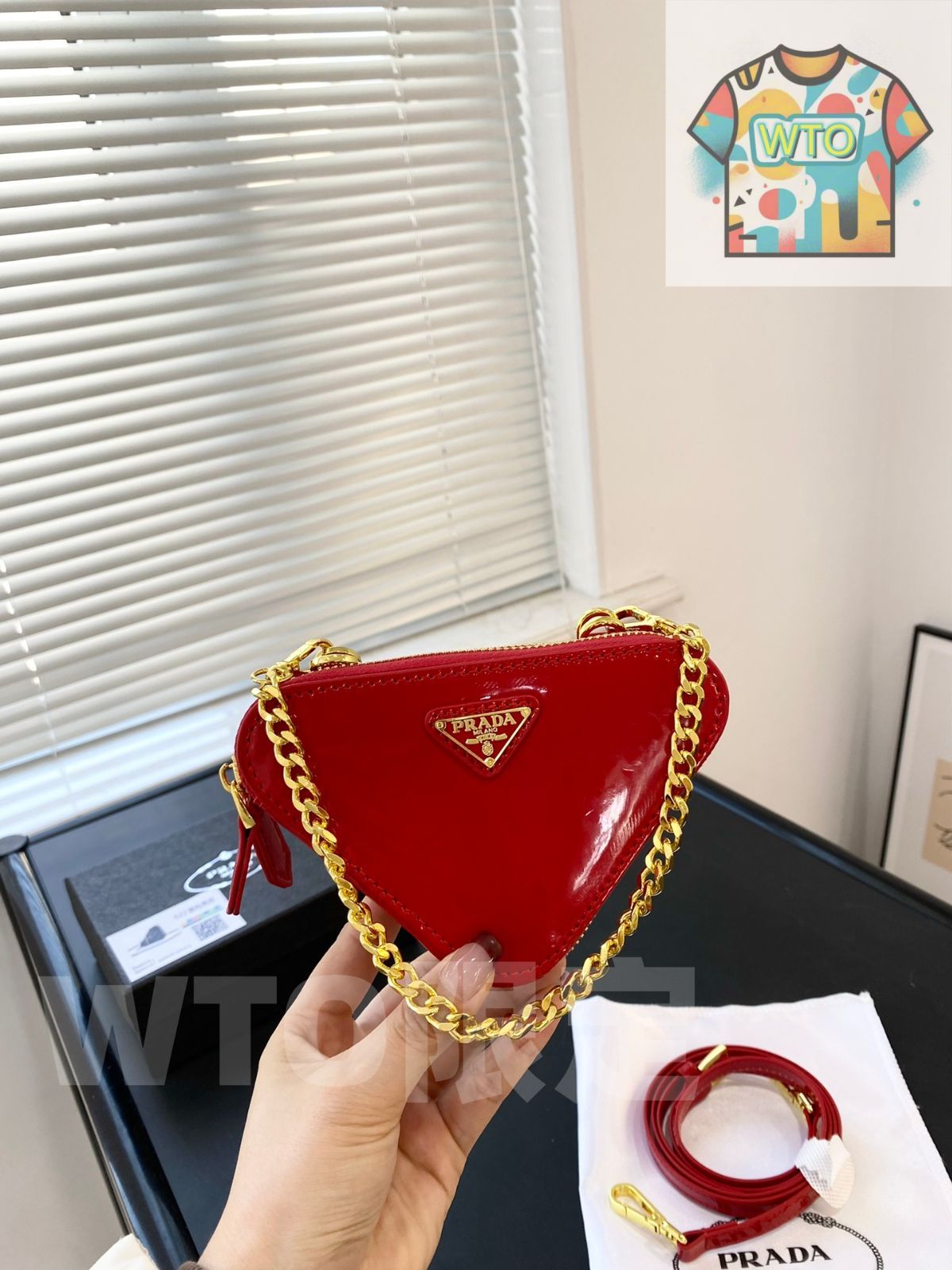 PRADA プラダ 三角リップバッグ（ボックス付き） - メルカリ