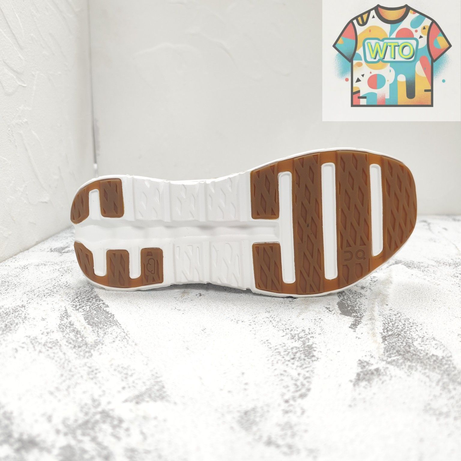 ON Cloudtilt（クラウドティルト）ホワイトレッド スニーカー 男女兼用