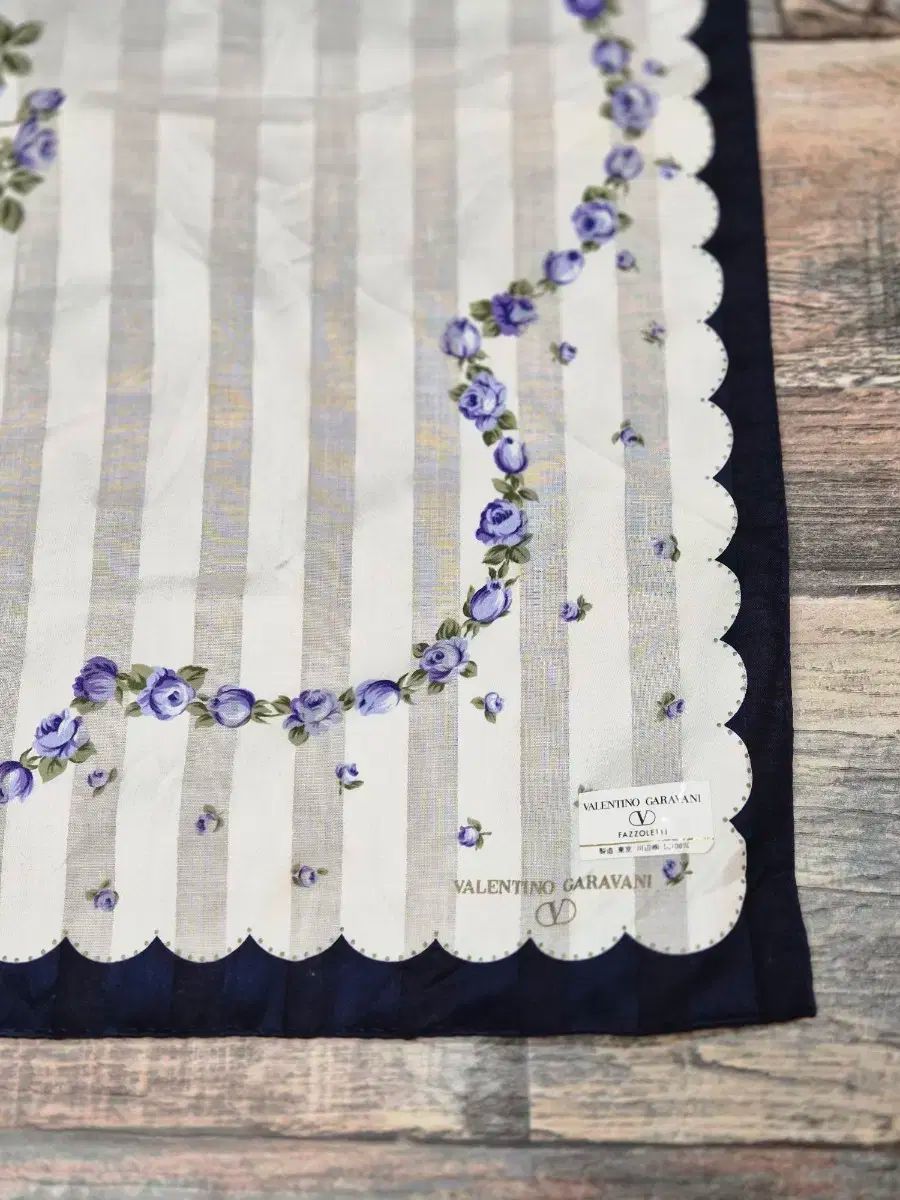 ヴァレンティノ・ガラヴァーニ スカーフ ハンカチ フラワー - メルカリ