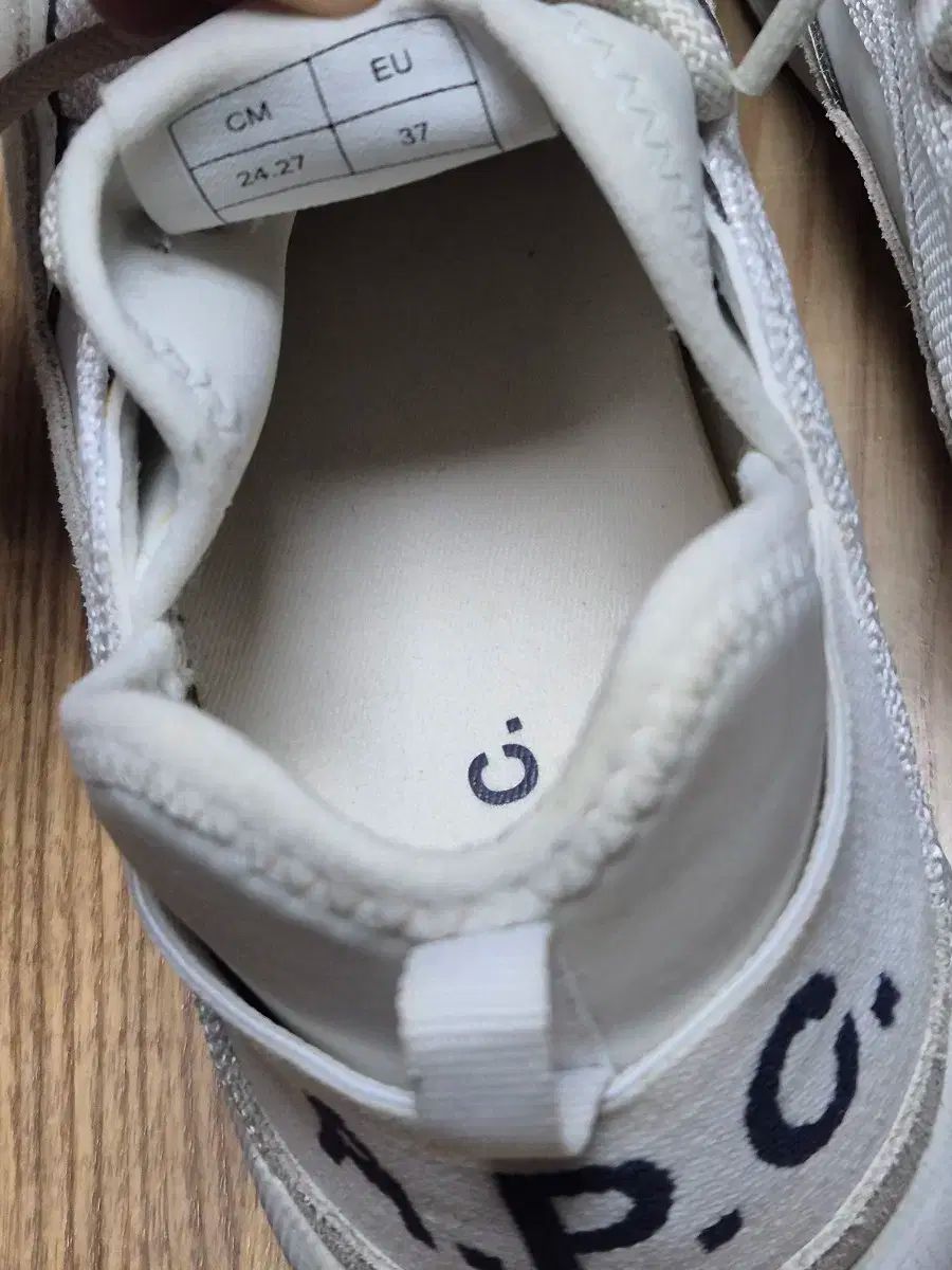 A.P.C. アーペーセー ラン スニーカ 37 - メルカリ