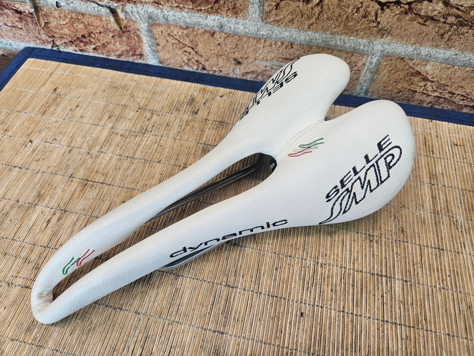 □ Selle SMP dynamic サドル 座骨幅が標準～広めのライダー向け