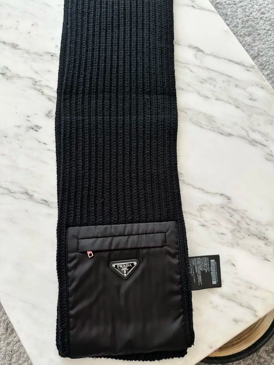 PRADA ナイロンスカーフ　プラダ　renylon マフラー 1回着用) PRADA プラダ ナイロン 三角ロゴ マフラー スカーフ (ユニ